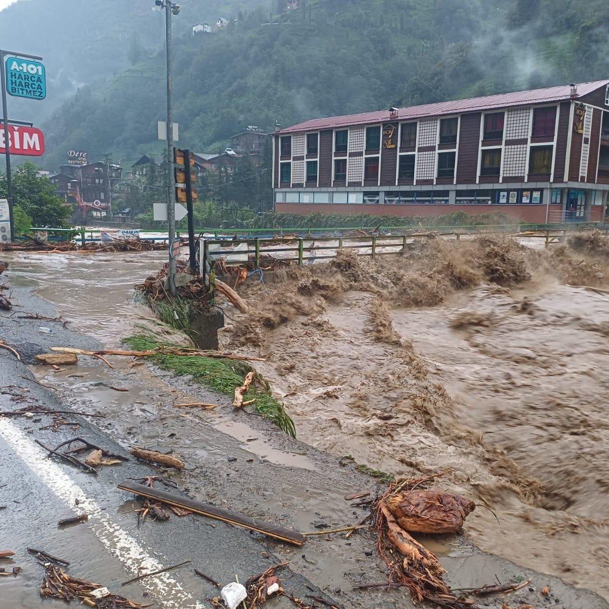 Rize Valiliği'nden Uyarı: Sel ve Heyelan Tehlikesi Devam Ediyor