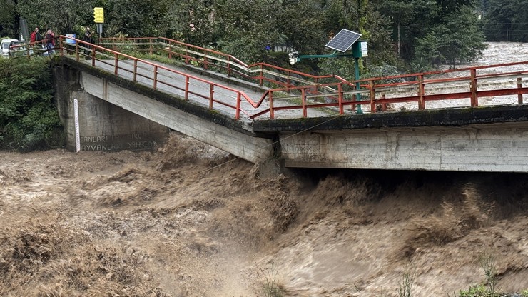 Rize'de Şiddetli Sağanak: Dereler Taştı, Yollar Kapandı, Köprü Çöktü