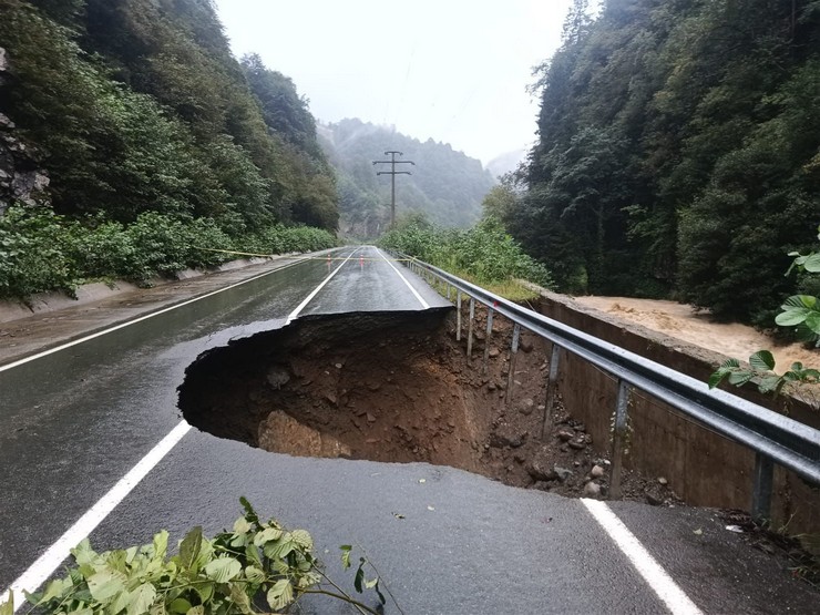 Rize'de Sel ve Heyelanlar Hayatı Olumsuz Etkiledi