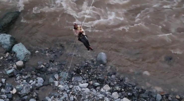Rize’de kullandığı teleferik selde zarar görünce evinde mahsur kalan kadın kurtarıldı